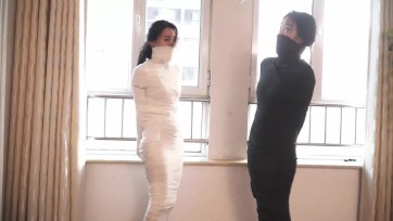 【逍遥】定制 超稀有！《木乃伊姐妹02》黑白木乃伊美女 翻滚 站立 够小刀 跳跃 各种艰难动作 ！美女们累的脸都憋红了~绷带握拳包裹的小手就算挣脱也无法解开拘束