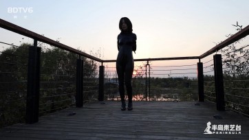 【半岛束艺台】【户外】【海语】 夕阳下的黑胶衣