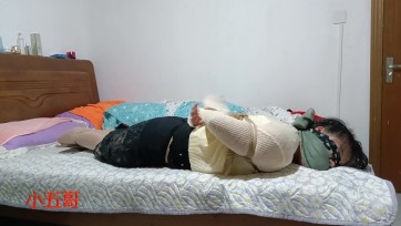 【小五哥原创】再次进入技师出租屋（脱下原味丝袜塞嘴，后用内裤塞嘴）