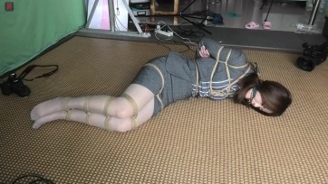 【绳之韵】娇俏小九妹试镜第二集，陷入绳网的小OL，灰丝，34码白嫩嫩小脚丫，踮脚吊、股绳驷马放置，丝巾勒嘴，美足TK、捆绑耐力测试