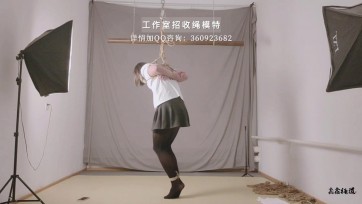 【鑫鑫工作室】黑丝大长腿娅妤出境，吊缚乳夹各种伺候，起来带着口球放置，嗷嗷直叫