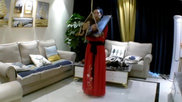 【夜未央工作室】妻奴之圈养日记 上集 古装汉服 戴着重枷脚镣取外卖 吊起真实鞭打 服伺主人 纪录美丽妻奴被圈养的幸福生活