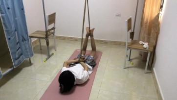 【新月原创】00后小美女红豆 JK制服丝足白袜吊绑自行解缚之后居然出来踹我