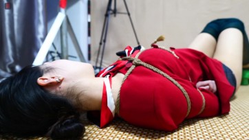 【绳之韵】可儿，绿丝美容师套图定拍同期视频第五集：美丽胴体蛇缚、扒裙脱袜亵玩挑逗、很美的小腹和小肚脐，口舌训练、TT上下齐震、强高折磨，少女灵魂悸动、红唇开合与无助挣扎