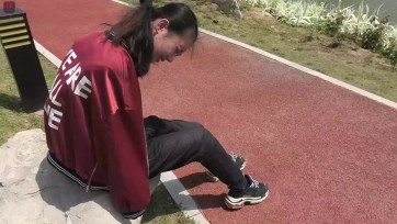 【绳之韵】阿静户外：暖暖春阳下，小公园水边草地上被反绑双手的少女,DD塞入、脱鞋晾晾臭脚丫，TK、挑逗，可怜的女孩很无奈，被折腾够了还得自己用反绑的双手打开车门