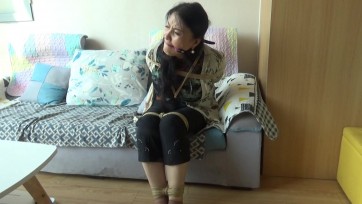 定拍作品，母女家中劫难，劫匪伪装成物业将年近六旬的母亲捆绑，女儿回家后在解救母亲时也被抓住捆绑起来，演技精湛