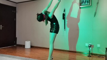 【一绳所爱】美腿美眉被手铐吊在屋顶