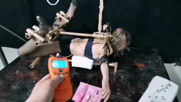 【HD飞天原创】雅思被禁锢在多功能K9架上,强制电击、TD、仙女棒,自吸式Y具cha入，越挣扎cha的越深,禁不住yin叫连连,在把1000毫升水灌入,止不住地残叫起来......