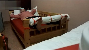 【panda】企业女高管刑床TK挠痒折磨