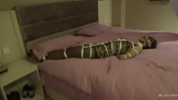 【随心】小M 柔柔妹子 黑丝高跟豹纹 2 捆绑+手铐驷马 马具口塞 床上戏弄 挣扎不脱