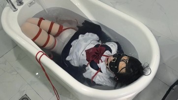 【小自白】小男娘女仆装折腿自缚被入室绑架，在被强制榨汁后扔进浴缸泡澡