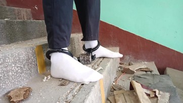 【Bbbttt】在废墟里换着戴两副脚镣散步，踩脏白棉袜