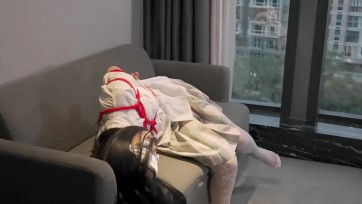 【史莱姆原创】萝莉型妹子圆圆jk白丝，沙发上驷马翻滚