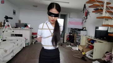 【绳之韵】瑜伽妹子秀儿认主、“正式入道”，真实TJ第一集：OL、白衬衣、肉丝美腿小翘臀，跪姿捆绑、DD塞入、“认主仪式”、口舌侍奉——用嘴巴帮主人脱袜、舔臭脚，真实TJ游戏，SJ版