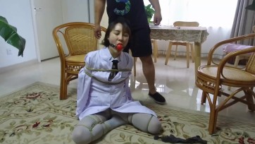 【逍遥】《蝴蝶效应02》美丽警服美女！丝袜美腿折叠分开捆绑，丝袜塞口+口球+口罩，身上捆绑定时炸弹！！