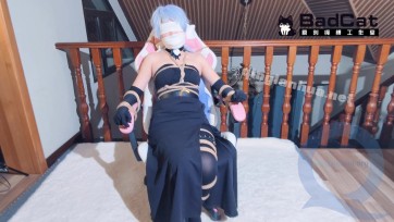 【BadCat】【妙妙cos知更鸟在椅子上被紧缚 丝袜堵嘴 勒嘴 蒙眼 挣脱尝试无果后 被表哥玩弄强g】