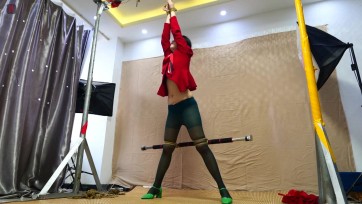 【绳之韵】可儿，绿丝美容师套图定拍同期视频第三集：性感肚脐小蛮腰，酥胸半漏、耻辱TJ，难受的直立吊、分腿禁锢（打开双腿好像是更敏感啊），TK玩胸，固定棒放置、快速GC、骑乘训练