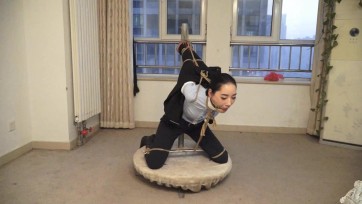 【逍遥】董倩迷晕转盘欧式跪缚