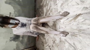 【小瓶子】白丝jk妹子地库男厕所打滚浑身弄脏 视觉冲击