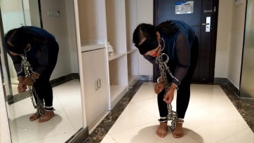 【随心】中年妇女镣铐 全身重镣 驷马 四脚朝天吊铐鞭打 体验的很过瘾