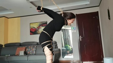 【一绳所爱】美女白领洛儿，双手绑在身后高高吊起来，这个姿势太难受了