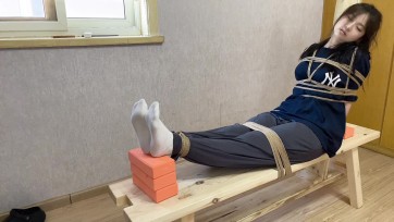 【龙飞绳艺】神仙颜值 女英雄落入敌手，被残忍绑上了老虎凳。敌人凶神恶煞，手段残暴至极，一次次加大折磨力度，妄图从她口中撬出机密。女英雄牙关紧咬，哪怕身体因剧痛而颤抖如筛...