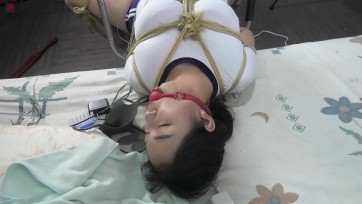 【绳之韵】椅子、绳子、沙发、口球和少女正片第三集：椅子固定丰满美少女，沙发仰面放置，DD+棒棒内外夹击，鞭打、“强制丰胸”、抚慰、亵玩与羞辱