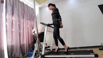 【绳之韵】菲菲，绳模的正确健身方式第三课第一集，性感黑胶衣+10CM尖头细高、直臂捆绑、大号口球、超紧股绳，跑步机挑战性被动锻炼+另类虐足