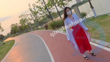 【夏欲妙妙屋】[馨馨]户外调教,公园散步我们都玩的很开心~拍摄接近2个小时贝贝基本全程开着,玩到都没电了~后面郊狼开运动模式,妹妹都不敢停下来