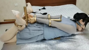 【HD飞天原创】雅儿越玩越大，竟敢和驷马K9架叫板，一固定起来汗水顿时湿遍全身，外加旋转炮机、加长棒棒伺候，随即口水、下水暴流，呻吟、痛苦流涕，一下子让雅儿爽翻了天......