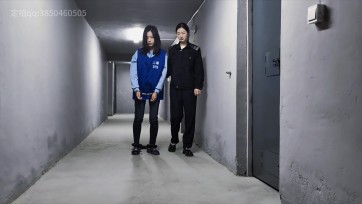 【忘忧社】女犯被抓获并指控为贩卖毒品罪。在审讯过程中，她起初否认涉毒，但最终被吊起手，拷问，承认进行贩毒。随后，她被送入监狱，在监狱中接受严格的管理和改造，期间经历了身...